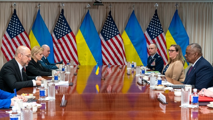 Thủ tướng Ukraine hỏi trực tiếp lãnh đạo Lầu Năm Góc về khí tài Mỹ - Ảnh 1.