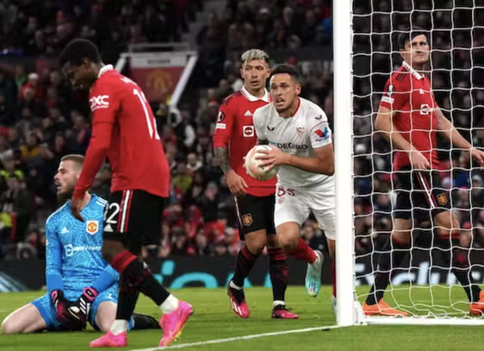 Ngỡ ngàng 2 bàn đá phản, Man United đánh rơi chiến thắng trước Sevilla - Ảnh 9.