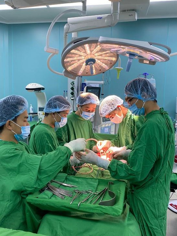 BUH thực hiện ca phẫu thuật kéo dài 7 giờ cho bệnh nhân ung thư bàng quang - Ảnh 2.