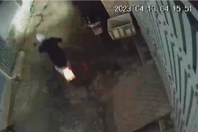 CLIP: Khổ chủ ngỡ ngàng có camera nhưng không hiểu trộm vào kiểu gì - Ảnh 1.