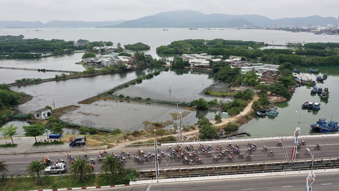 Áo đỏ bể vỏ, Áo vàng đơn độc về nhất tại Pleiku - Ảnh 2.