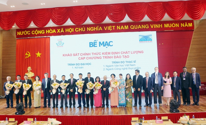 12-dai-bieu-chup-anh-luu-niem-tai-phien-be-mac-cap-chuong-trinh-dao-tao-1681554325146104199526.jpg