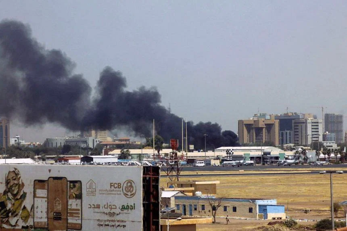 Bắn cháy máy bay, quân đội Ai Cập phải “đầu hàng” vì binh biến ở Sudan - Ảnh 1.