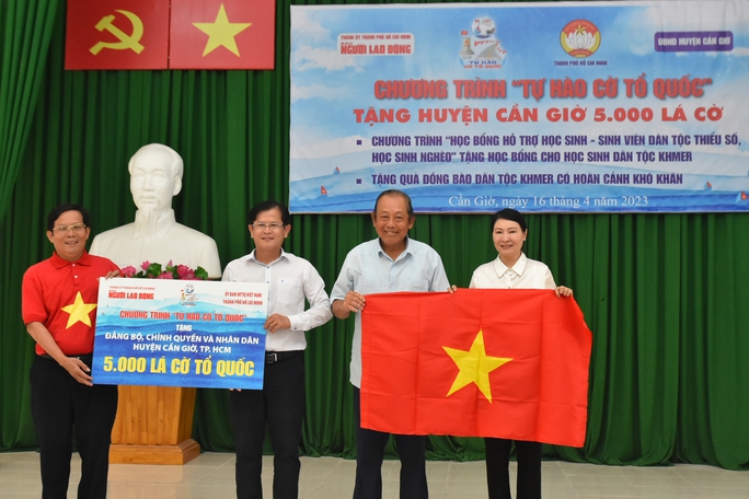 5.000 lá cờ Tổ quốc cùng học bổng đến với đồng bào Khmer tại Cần Giờ - Ảnh 1.