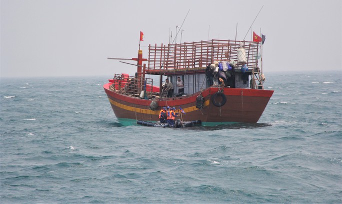 Vượt trùng khơi trao cờ Tổ quốc tận tay ngư dân - Ảnh 6.
