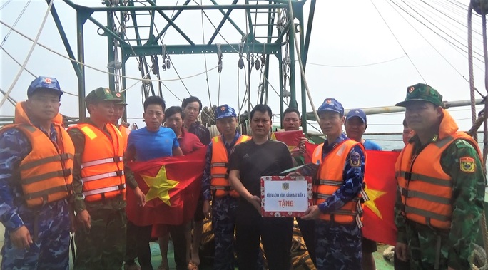 Vượt trùng khơi trao cờ Tổ quốc tận tay ngư dân - Ảnh 2.