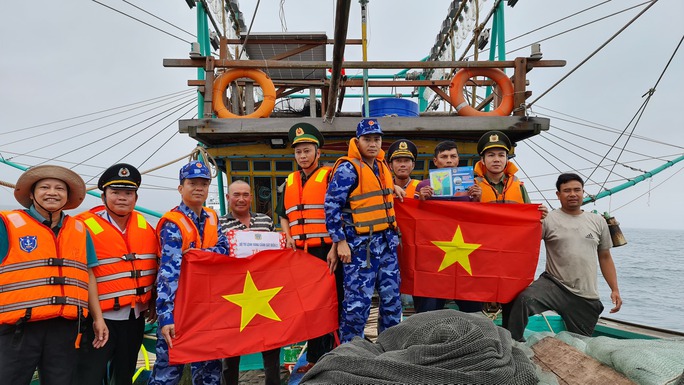 Vượt trùng khơi trao cờ Tổ quốc tận tay ngư dân - Ảnh 8.
