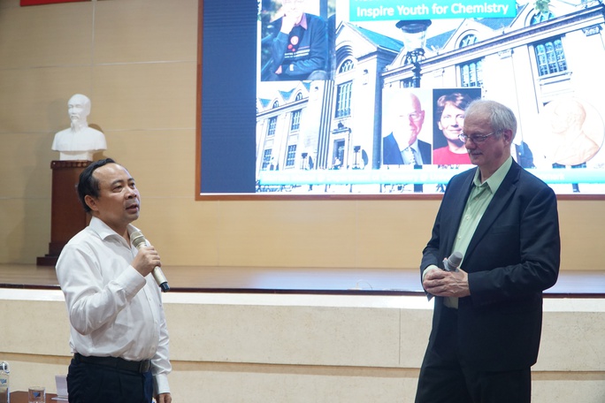 Chủ nhân giải Nobel Hoá học 2022 đến Việt Nam và truyền cảm hứng  - Ảnh 2.