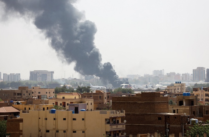 Sudan giữa tơi bời lửa đạn, đại sứ EU bị tấn công - Ảnh 2.