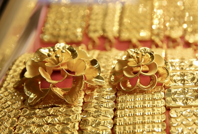 Giá vàng hôm nay 2-4: Vàng SJC giảm mạnh, vẫn cao hơn thế giới 10 triệu đồng/lượng - Ảnh 1.