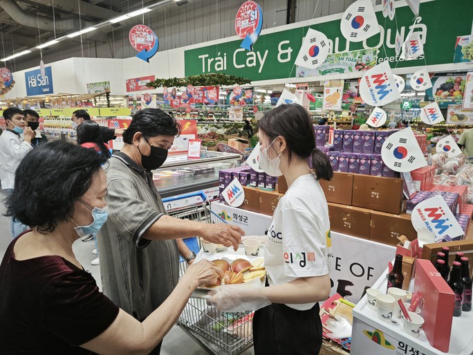 Nho, táo, dâu tây đổ bộ Việt Nam theo “trend” Hàn Quốc - Ảnh 2.