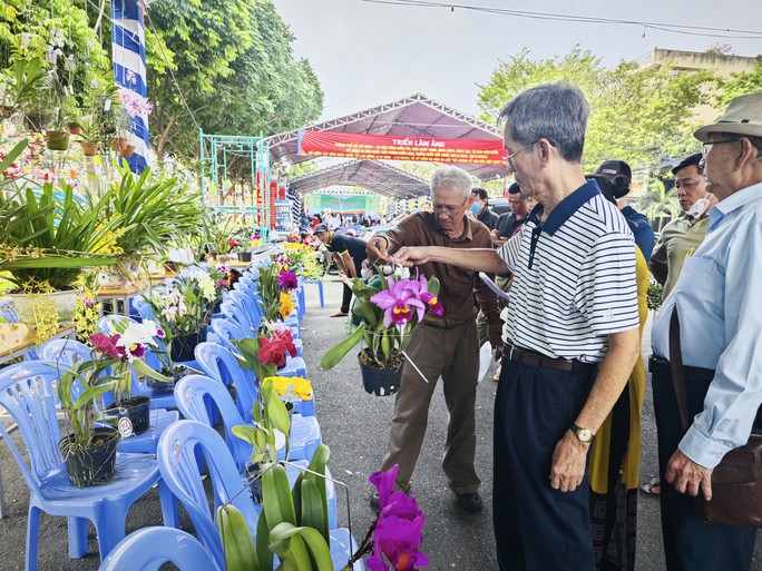 Ngỡ ngàng với hoa đẹp tại hội chợ sản phẩm nông nghiệp - Ảnh 4.