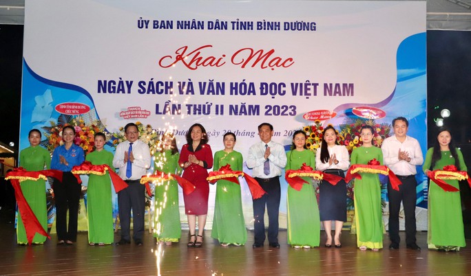 Phố đi bộ lớn nhất Bình Dương đang diễn ra sự kiện hấp dẫn người đọc - Ảnh 1. Phố đi bộ lớn nhất Bình Dương đang diễn ra sự kiện hấp dẫn người đọc - Ảnh 1.