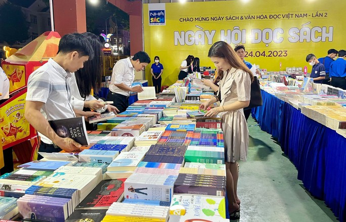 Phố đi bộ lớn nhất Bình Dương đang diễn ra sự kiện hấp dẫn người đọc - Ảnh 2. Phố đi bộ lớn nhất Bình Dương đang diễn ra sự kiện hấp dẫn người đọc - Ảnh 2.