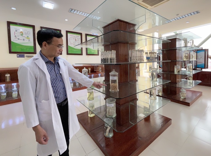 Ổ giun rồng chui ra từ khối sưng nề trên cơ thể - Ảnh 2.