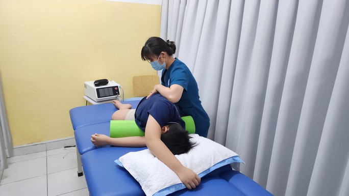 Bé trai 9 tuổi đi khập khiễng sau bó bột - Ảnh 3.