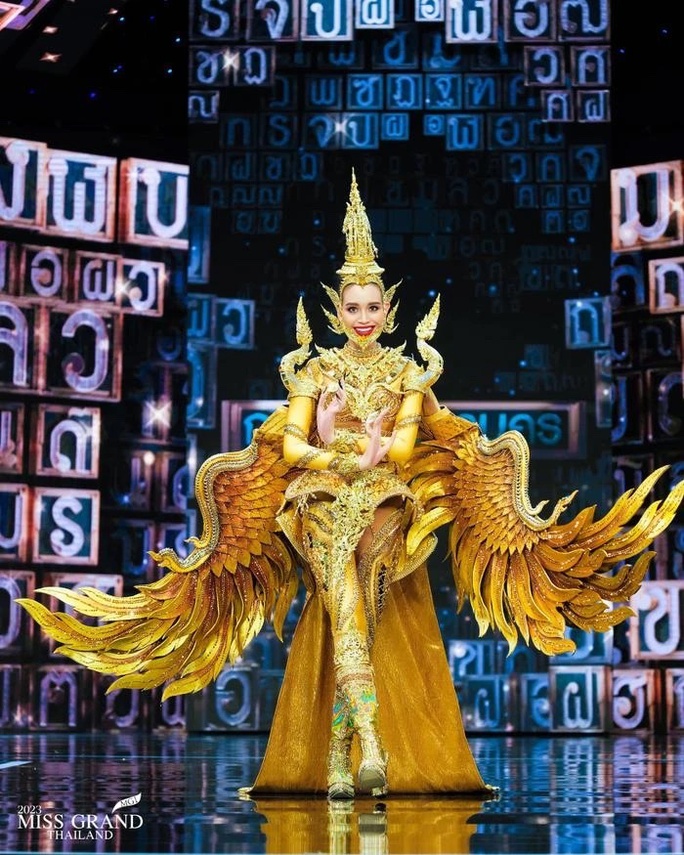Độc lạ National Costume tại Miss Grand Thailand