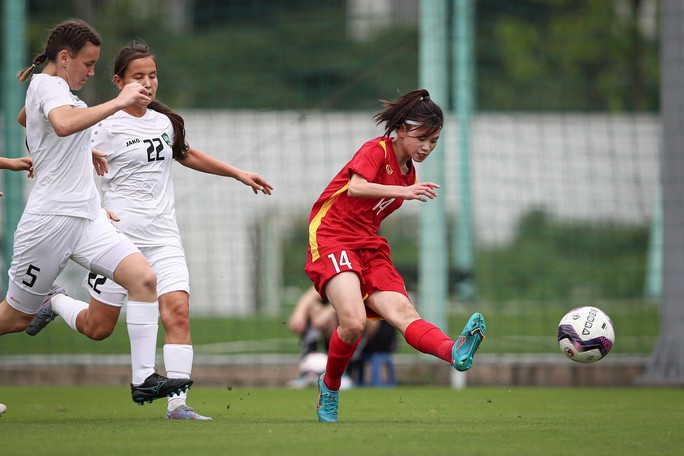 Siêu phẩm đá phạt 35m ấn định chiến thắng, U17 Việt Nam đoạt vé vào vòng loại 2 Asian Cup - Ảnh 1.