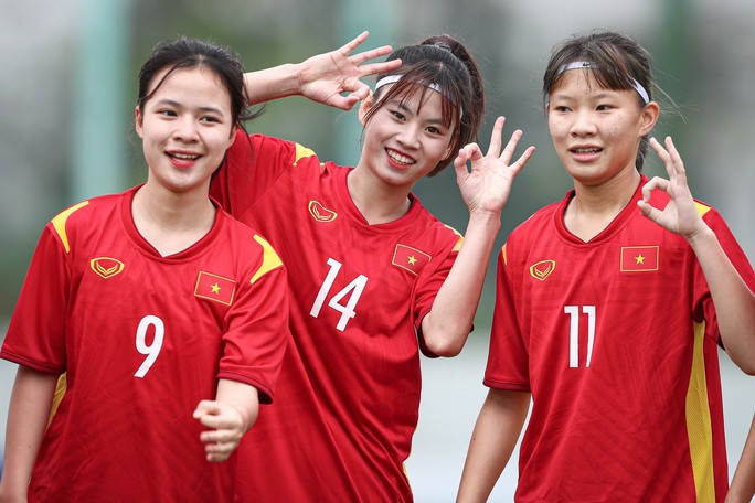 Siêu phẩm đá phạt 35m ấn định chiến thắng, U17 Việt Nam đoạt vé vào vòng loại 2 Asian Cup - Ảnh 3.