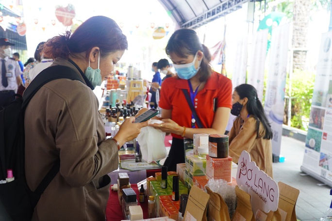 Thoả thích thưởng thức lẩu hoa, chè dừa nước ngũ sắc tại lễ hội của Gigamall - Ảnh 1.