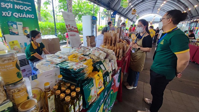 Thoả thích thưởng thức lẩu hoa, chè dừa nước ngũ sắc tại lễ hội của Gigamall - Ảnh 10.