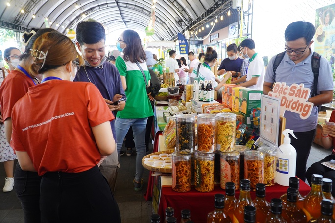 Thoả thích thưởng thức lẩu hoa, chè dừa nước ngũ sắc tại lễ hội của Gigamall - Ảnh 6.