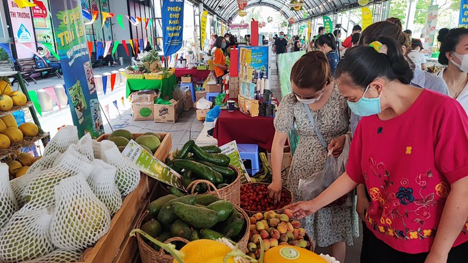 Thoả thích thưởng thức lẩu hoa, chè dừa nước ngũ sắc tại lễ hội của Gigamall - Ảnh 8.