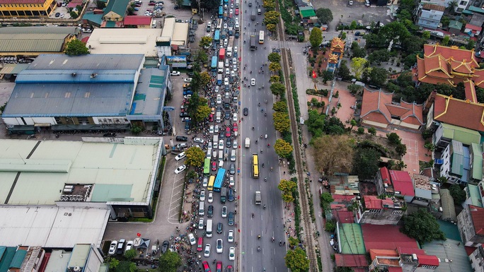 Người dân đổ về quê, cửa ngõ Hà Nội ùn tắc kéo dài - Ảnh 10.