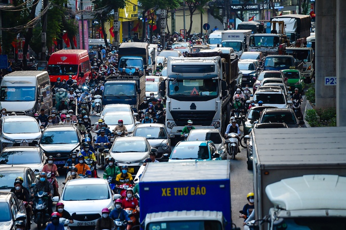 Người dân đổ về quê, cửa ngõ Hà Nội ùn tắc kéo dài - Ảnh 5.