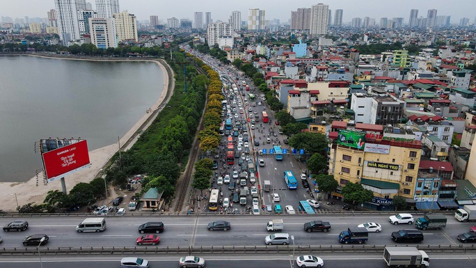 Người dân đổ về quê, cửa ngõ Hà Nội ùn tắc kéo dài - Ảnh 9.