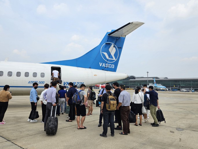 Sân bay Tân Sơn Nhất bắt đầu nóng - Ảnh 1.