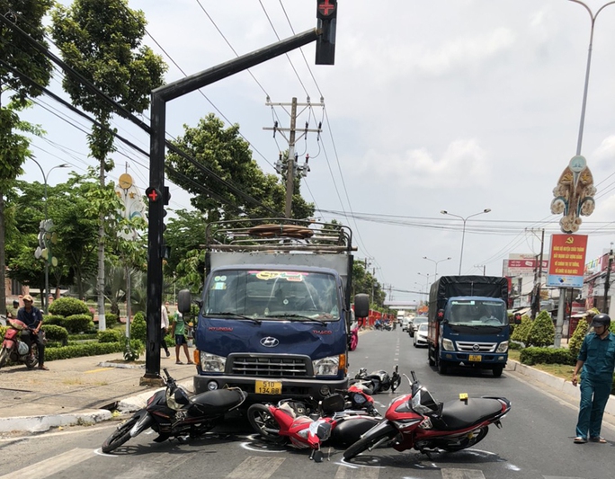 Nguyên nhân khá bất ngờ vụ xe tải tông hàng loạt xe gắn máy ở An Giang - Ảnh 2.