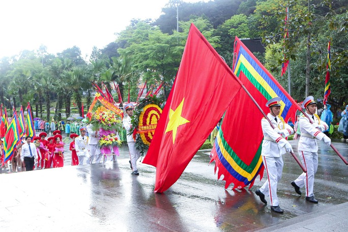 Những hình ảnh Chủ tịch nước Võ Văn Thưởng dâng hương ngày Giỗ Tổ Hùng Vương - Ảnh 2.