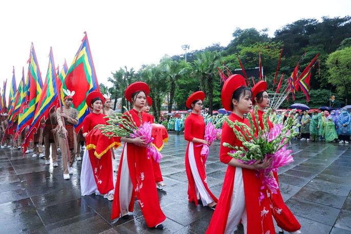 Những hình ảnh Chủ tịch nước Võ Văn Thưởng dâng hương ngày Giỗ Tổ Hùng Vương - Ảnh 3.