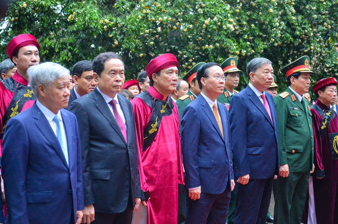 Những hình ảnh Chủ tịch nước Võ Văn Thưởng dâng hương ngày Giỗ Tổ Hùng Vương - Ảnh 7.