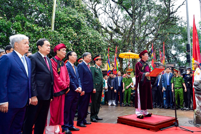 Những hình ảnh Chủ tịch nước Võ Văn Thưởng dâng hương ngày Giỗ Tổ Hùng Vương - Ảnh 8.