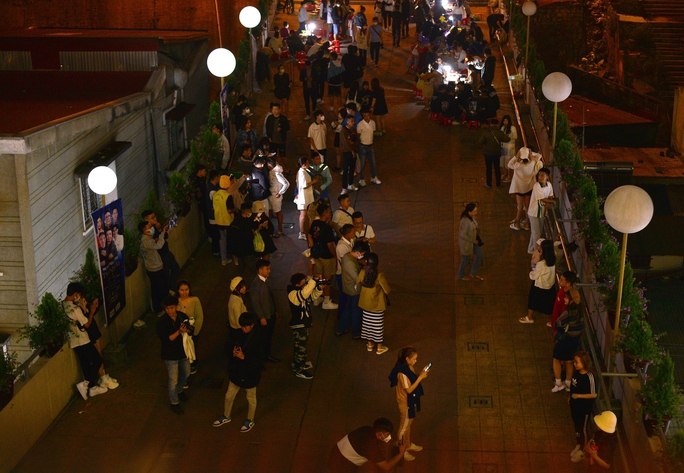 Chợ đêm Đà Lạt tràn ngập du khách chen chân ngày đầu nghỉ lễ 30-4 và 1-5 - Ảnh 13.