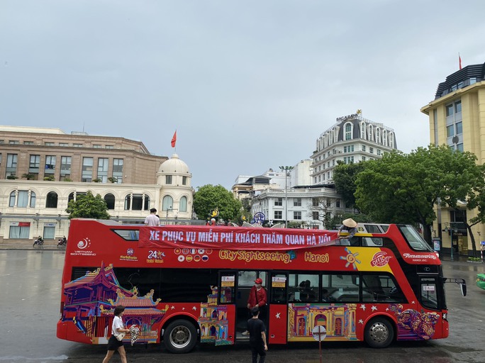 Xe buýt 2 tầng phục vụ miễn phí khách tham quan Hà Nội trong 5 ngày nghỉ lễ 30-4, 1-5 - Ảnh 1.