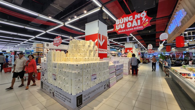 Hằng trăm siêu thị tung thêm hàng nhãn riêng, giảm giá hấp dẫn để kéo sức mua - Ảnh 2.