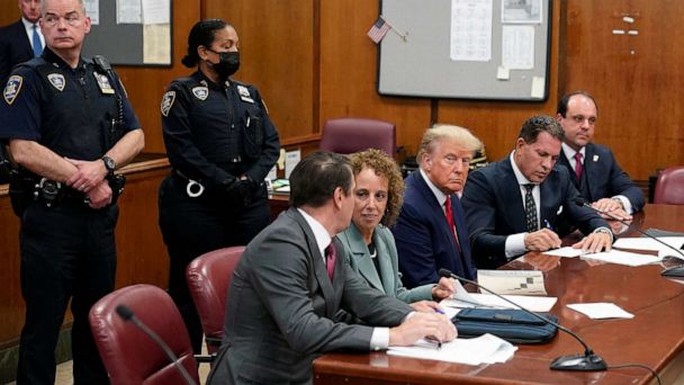 Cựu Tổng thống Donald Trump đến tòa, phủ nhận 34 tội danh - Ảnh 1.