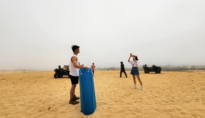 Trượt cát - trải nghiệm độc đáo khi đến Quảng Bình - Ảnh 4.