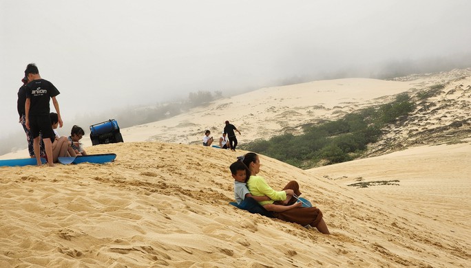 Trượt cát - trải nghiệm độc đáo khi đến Quảng Bình - Ảnh 6.