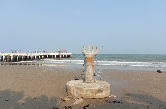 Những bàn tay khổng lồ gây tranh cãi tại khu du lịch biển nổi tiếng Thanh Hóa - Ảnh 5.