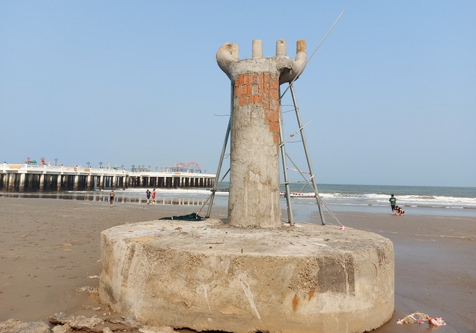 Những bàn tay khổng lồ gây tranh cãi tại khu du lịch biển nổi tiếng Thanh Hóa - Ảnh 2.