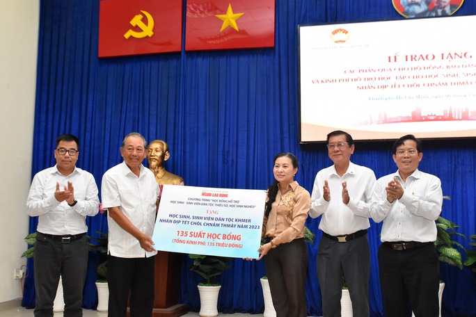 Trao quà cho học sinh, sinh viên, đồng bào dân tộc Khmer trước thềm Tết Chôl Chnăm Thmây - Ảnh 3.