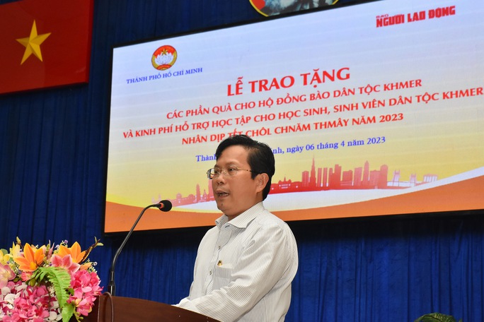 Trao quà cho học sinh, sinh viên, đồng bào dân tộc Khmer trước thềm Tết Chôl Chnăm Thmây - Ảnh 4.