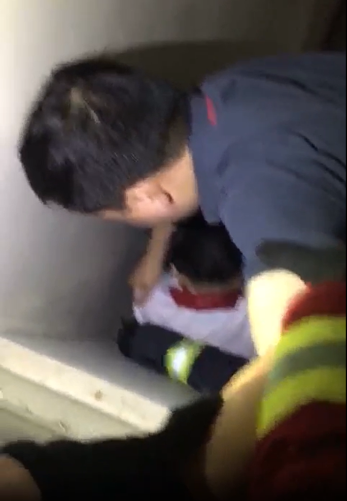 CLIP: Cảnh sát giải cứu bé trai mắc kẹt ở hố tum tầng 20 chung cư - Ảnh 2.