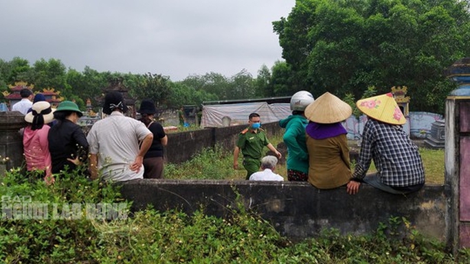 Một phó hiệu trưởng tử vong trong nghĩa trang - Ảnh 2.