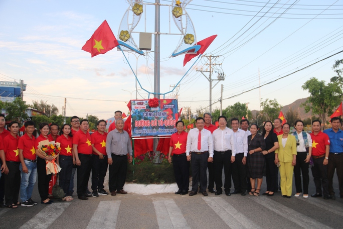 Rực rỡ “Đường cờ Tổ quốc” trên tuyến đường ven biển Ninh Thuận - Ảnh 5.