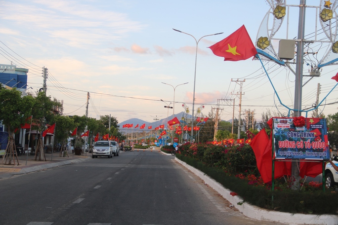 Rực rỡ “Đường cờ Tổ quốc” trên tuyến đường ven biển Ninh Thuận - Ảnh 6.